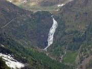 55 zoom su spuemeggiante e rumorosa cascata